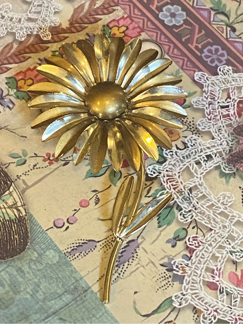Vtg 1960s Gold Daisy Brooch Pin Large Mod Flower Power Cottagecore Coquette
Unsi